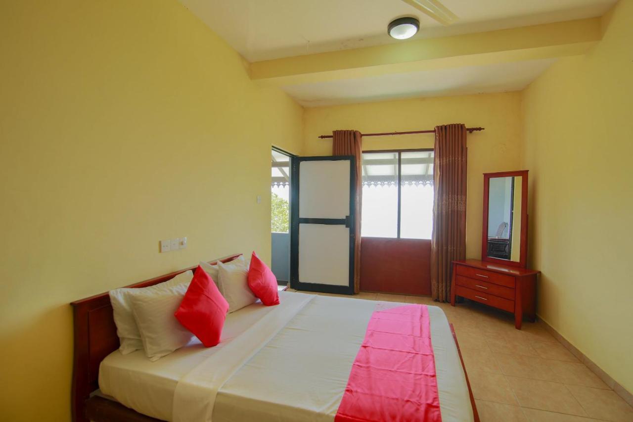 Oyo 553 Polhena Bay Resort Матара Екстер'єр фото